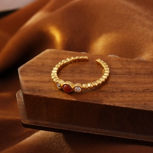 Vintage Goldring mit rotem Achat und Zirkonia auf Seidenhintergrund, verstellbar