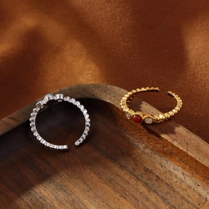 Vintage-Ringe mit Türkis und Achat auf verstellbarem Goldperlenband im Boho-Stil