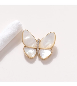 Detailansicht der eleganten Schmetterlingsbrosche mit weißem Perlmutt und Gold-Finish