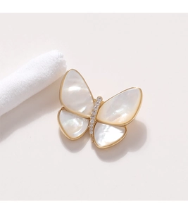 Detailansicht der Schmetterlingsbrosche mit Perlmutt-Einlage und Zirkonia-Besatz