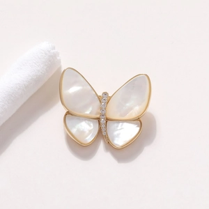 Eleganter Schmetterling Brosche mit Perlmuttflügeln und Zirkonia Steinen in Gold-Finish