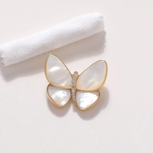 Eleganter Schmetterlings-Broche in Gold mit Perlmuttflügeln und Kristallakzenten