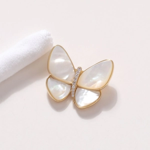 Eleganter Schmetterlings-Anstecknadel mit Perlmuttflügeln und Zirkonia-Steinen in Gold