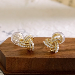 Eleganti orecchini a clip incrociati dorati con perle e zirconi su base legno