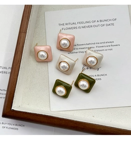 Détails des boucles d'oreilles carrées vintage avec perles en émail rose, blanc et vert