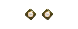 Détails de boucles d'oreilles carrées vintage avec émail vert olive et perle centrale