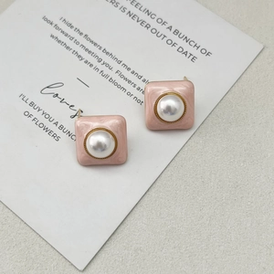 Boucles d'oreilles carrées de luxe français avec émail rose, perle blanche et or