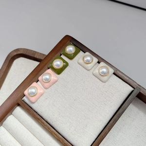 Boucles d'oreilles carrées rétro en émail avec perle centrale en rose vert et blanc