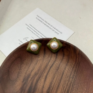 Boucles d'oreilles carrées vintage françaises en émail vert olive et perle élégante