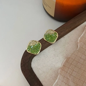 925 silver needle square earrings with green crystals in golden metal frames