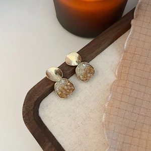 Boucles d'oreilles vintage en or brossé avec cristaux ambre sur décor rustique