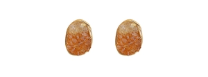 Detalle de pendientes de cristal druzy ámbar con bordes de metal dorado pulido