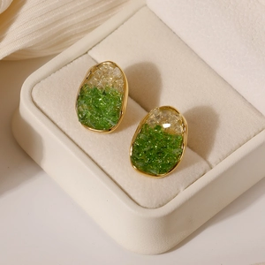 Elegantes pendientes ovalados dorados con incrustaciones de cristales verdes