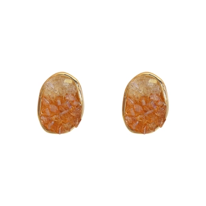 Elegantes pendientes ovalados de cristal con piedras druzy naranjas y borde de metal oro