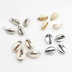 Colgantes de conchas naturales con bordes dorados para crear joyas artesanales
