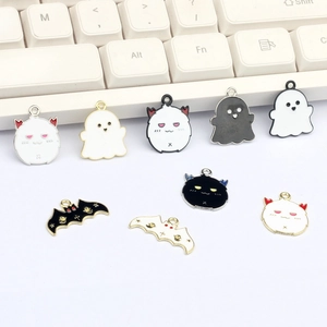 Süße Halloween-Emaille-Anhänger als Fledermäuse und Geister für DIY-Schmuck in Schwarz-Weiß