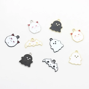 Halloween Anhänger Set mit Emaille-Fledermäusen und Geistern in Schwarz und Weiß