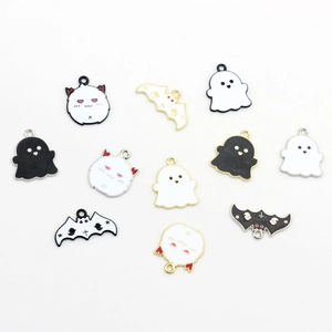 Detailansicht der Halloween-Emaille-Anhänger mit Geistern und Fledermäusen für DIY-Schmuck