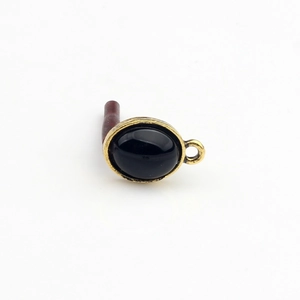 Detailansicht ovaler schwarzer Harz-Cabochon in Goldfassung für DIY-Ohrring-Zubehör