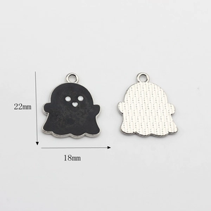 Detailansicht niedlicher Emaille-Fledermaus-Anhänger 22 mm Höhe und 18 mm Breite