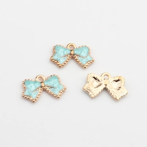 Detailansicht von drei mini hellblauen Emaille-Schleifenanhängern mit goldenen Kanten