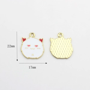 Detailansicht des 22mm Monster-Fledermaus-Anhängers mit roten Hörnern und Goldboden