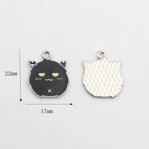 Vorder- und Rückseite des Fledermaus-Anhängers mit Maßen 22mm x 17mm im Detail