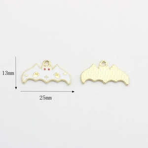 Detailansicht der Vorder- und Rückseite des Fledermaus-Anhängers für Halloween-Schmuck