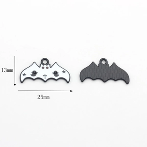 Vorder- und Rückseite des 25mm Halloween Fledermaus-Anhängers mit weißem Emaille-Muster