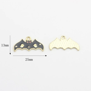 Detailansicht Fledermaus-Anhänger mit goldenen Sternen und Maßen 25mm x 13mm