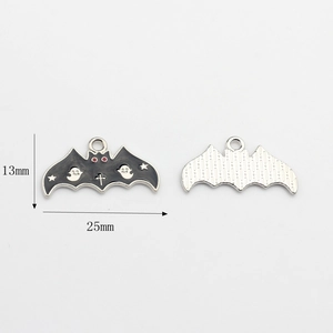 Detailansicht Halloween Fledermaus Anhänger 13x25mm mit Geist und Stern Motiv