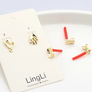 Goldfarbene Herz- und Handgesten-Anhänger für DIY-Schmuck auf weißem Display