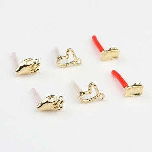 Set mit 3 minimalistischen goldenen Herz- und OK-Gesten-Ohrsteckern auf weißem Grund