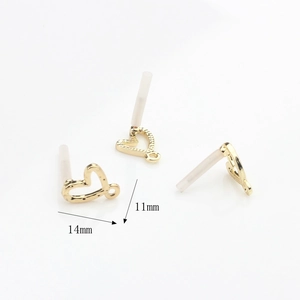 Detaillierte Makroansicht herzförmiger goldener Ohrringe mit 14 mm x 11 mm Abmessungen