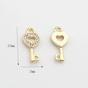 Details von 17mm x 7mm Herz-Schlüssel-Anhängern mit Goldfinish und Zirkonia-Steinen