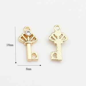 Detailansicht Goldkronen-Herzschlüssel-Anhänger mit Perle und Zirkon, Größe 18x8mm
