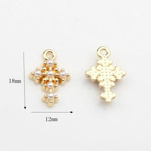 Vorder- und Rückseite eines 18x12mm Goldkreuz-Anhängers mit neun weißen Perlen