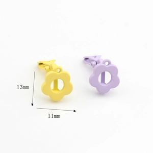 Mini matte 13mm pruimenbloesem oorbellen van gele en paarse metaallegering