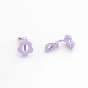 Detailweergave van de matte lila pruimenbloesem clips met veersluiting mechanisme