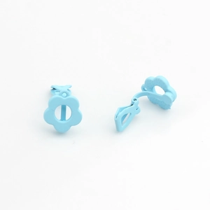 Detail van hemelblauwe mat bloem clip-on oorbellen met bloemblad ontwerp