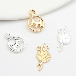 Pendentifs bijoux DIY dorés et argentés avec motifs chien évidé et pelote de laine