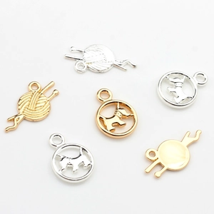 Pendentifs créatifs en alliage avec chien et pelote pour bijoux DIY en doré et argenté