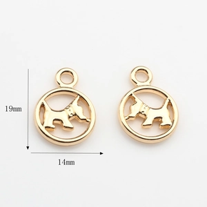 Vue détaillée de deux pendentifs dorés cercle creux motif Terrier Écossais de 19mm pour DIY