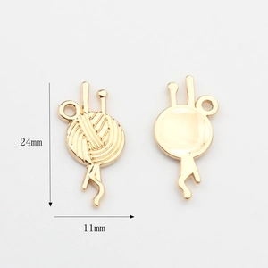 Vue détaillée du pendentif pelote de laine dorée avec dimensions 24x11mm