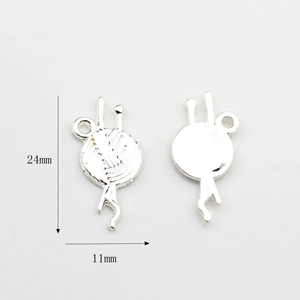 Détail des pendentifs pelote de laine argentée avec aiguille à tricoter pour bijoux DIY