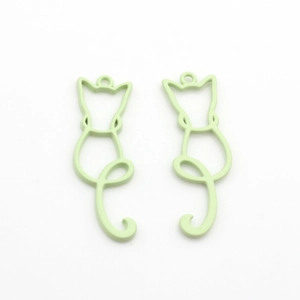 Dettaglio di ciondoli a forma di gatto in lega metallica verde menta per gioielli