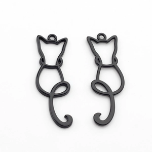 Dettaglio di due ciondoli a forma di gatto nero in lega per creazione gioielli DIY