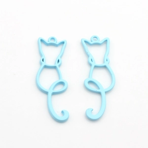 Dettaglio di ciondoli in lega a forma di gatto azzurro per la creazione di gioielli fai-da-te