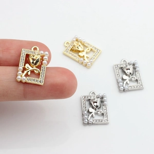 Quadratischer Rosenanhänger mit Perlen und Strass in Gold- und Silberoptik