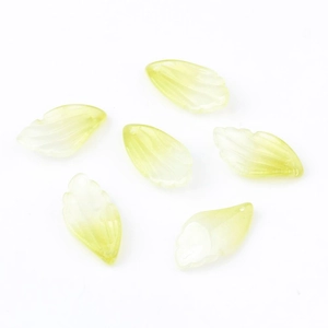 Détail de perles en verre dégradé en forme de pétale d'iris avec nervures pour épingle à cheveux